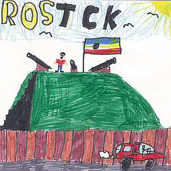 Kinderzeichnung eines grünen Hügels mit einer Person, einem Hund und einer Flagge oben, davor ein rotes Auto und ein Zaun, darüber der Schriftzug 'ROSTCK'.