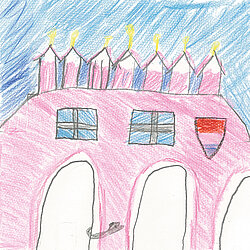 Geburtstagstorte mit sieben brennenden Kerzen, zwei Fenstern und einem kleinen Wappenschild, vor blauem Hintergrund.