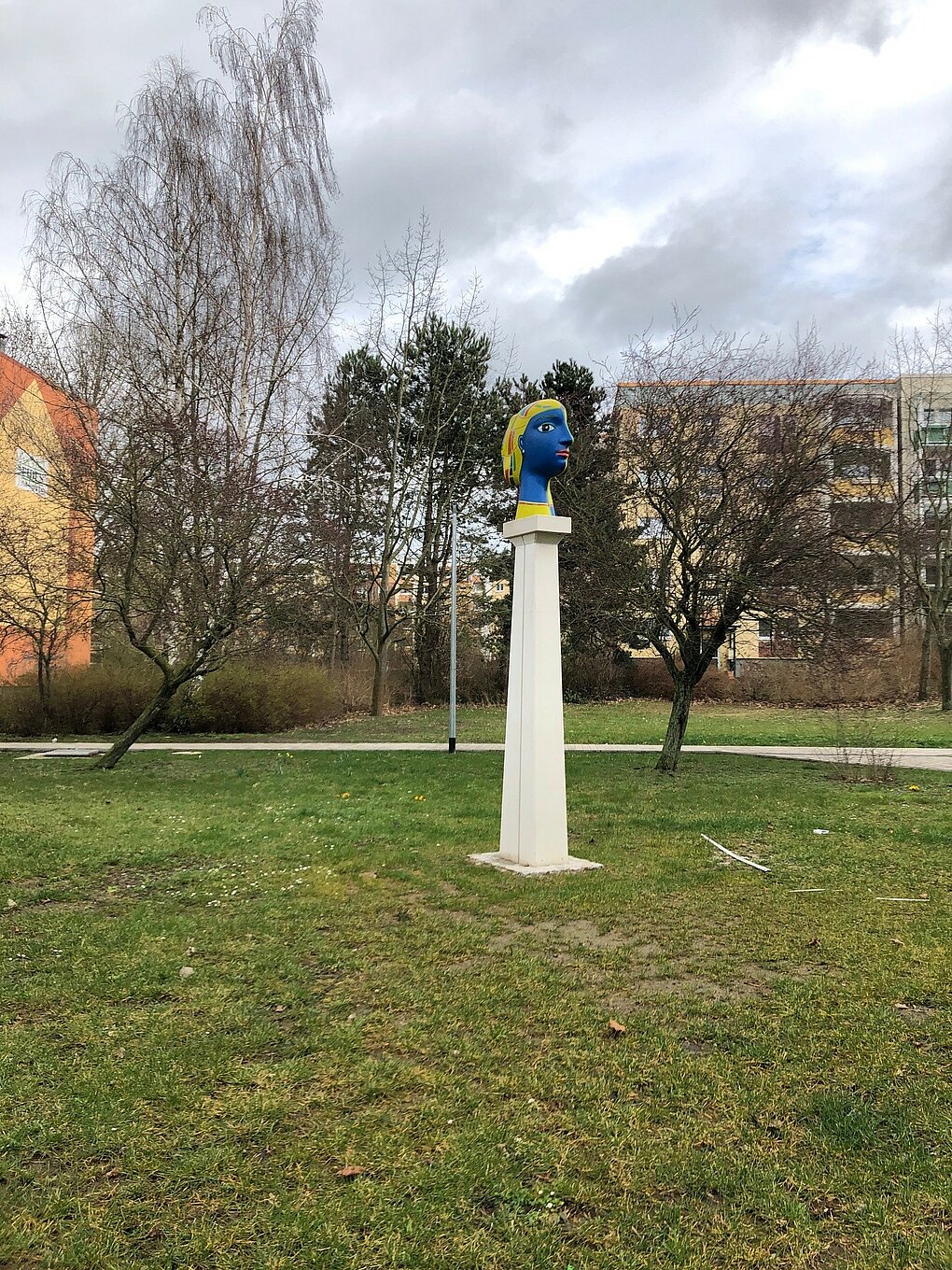 Grünraum Kurt-Schumacher-Ring mit Kunstobjekt "Tag und Nacht"