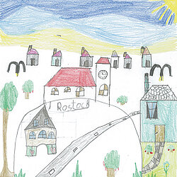 Bunte Kinderzeichnung eines Dorfes mit mehreren Häusern, Bäumen, einem Weg und einer Sonne am Himmel.