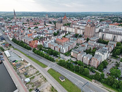 Luftaufnahme einer Stadt mit zahlreichen Gebäuden und Straßen.