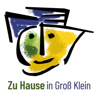 Abstraktes Gesicht mit grüner, gelber und blauer Farbfläche und dem Schriftzug 'Zu Hause in Groß Klein'