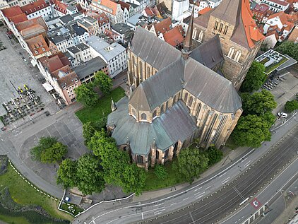Luftaufnahme der Marienkirche mit umliegenden Gebäuden und Straßen.