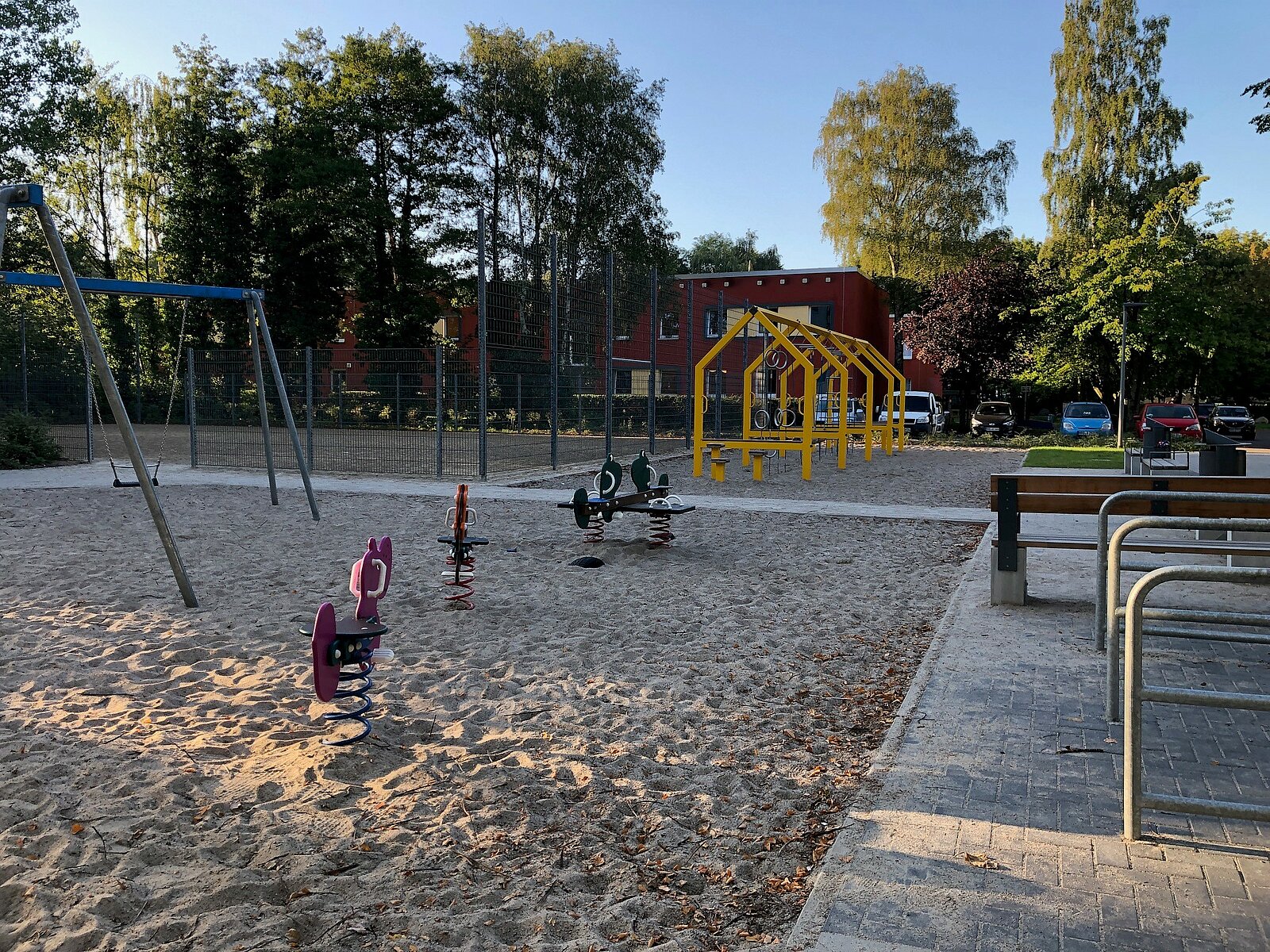 Blick auf einen Spielplatz mit verschiedenen Spielgeräten.