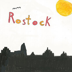 Schwarz-weiße Silhouette einer Stadt mit der handgeschriebenen Aufschrift 'Rostock' und einer gelben Sonne am Himmel.