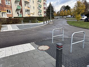 Straße mit Fahrradbügeln nach Sanierung
