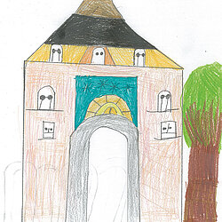 Bunt gezeichnetes, zweistöckiges Gebäude mit spitzem Dach, großem Torbogen und Baum rechts daneben.