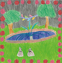 Kinderzeichnung eines Gartens mit zwei Bäumen, einem Teich mit Wasserpflanzen und zwei Vögeln auf grünem Gras