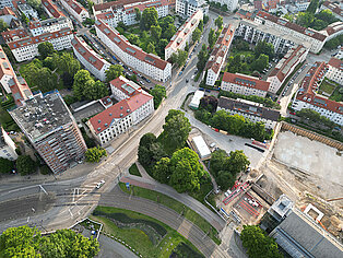 Krämerstraße und Baustelle am Rathaus von oben Luftaufnahme einer Baustelle neben einem historischen Rathaus, umgeben von Wohngebäuden und Straßen mit Straßenbahnschienen