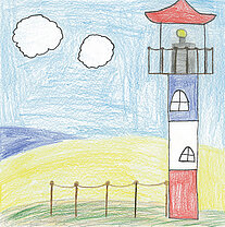 Bunte Kinderzeichnung eines Leuchtturms am Strand mit Zaun, Meer und zwei Wolken am Himmel.
