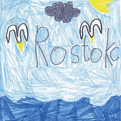 Kinderzeichnung mit blauem Himmel, zwei Möwen, einer schwarzen Wolke, dem Schriftzug 'Rostok' und blauem Wasser.