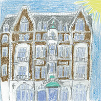 Bunt gemalte Fassade eines mehrstöckigen Hauses mit spitzem Dach und Sonnenschein am Himmel.