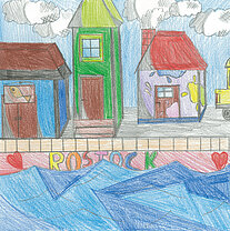 Bunte Kinderzeichnung mit drei kleinen Häusern an einem Wasserufer, im Vordergrund blaue Wellen und am Ufer der Schriftzug 'ROSTOCK' zwischen zwei roten Herzen