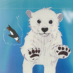 Ein Eisbärjunges sitzt mit erhobenen Tatzen vor blauem Hintergrund, daneben ein fliegender Pinguin.