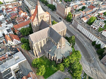 Luftaufnahme der Marienkirche mit umliegenden Gebäuden und Straßen.