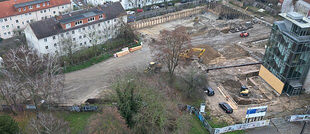 Luftaufnahme Blick auf die Baustelle am Rostocker Rathaus.