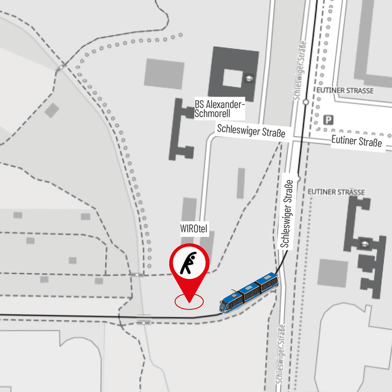 Schwarz-weiße Linienzeichnung eines Lageplans mit Straßen, Gebäuden, einem roten Standortmarker mit einer Personensilhouette und einer blauen Straßenbahn auf der Schleswiger Straße