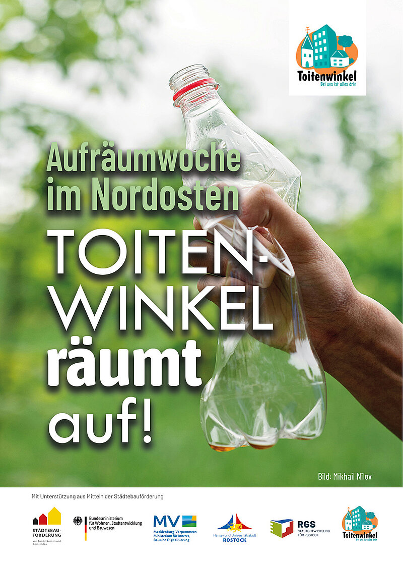 Hand hält eine halbgefüllte Plastikflasche in einer grünen Landschaft mit dem Text Aufräumwoche im Nordosten Toitenwinkel räumt auf!