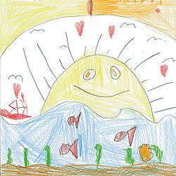 Bunte Kinderzeichnung mit einer gelben Sonne, blauem Hügel, roten Fischen im Wasser und grünen Pflanzen im Vordergrund.