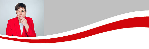 Oberbürgermeisterin in rotem Blazer vor grauem Hintergrund mit geschwungenen roten und weißen Linien im unteren Bildbereich