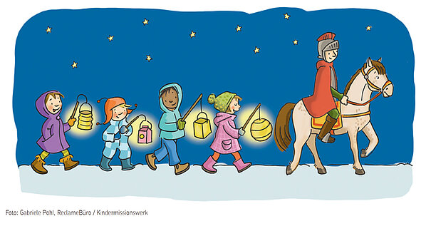 Kinder in bunter Winterkleidung tragen Laternen und folgen einem Reiter in rotem Mantel auf einem braunen Pferd unter einem sternenklaren Nachthimmel