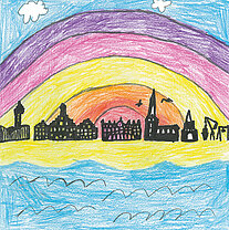 Bunte Kinderzeichnung einer Stadtsilhouette mit verschiedenen Gebäuden vor einem mehrfarbigen Regenbogen und blauem Wasser im Vordergrund