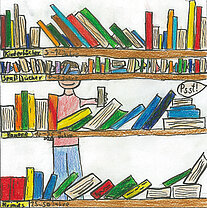 Person steht vor einem Bücherregal mit mehreren bunten Büchern, einige Bücher liegen aufgeschlagen auf einem Tisch.