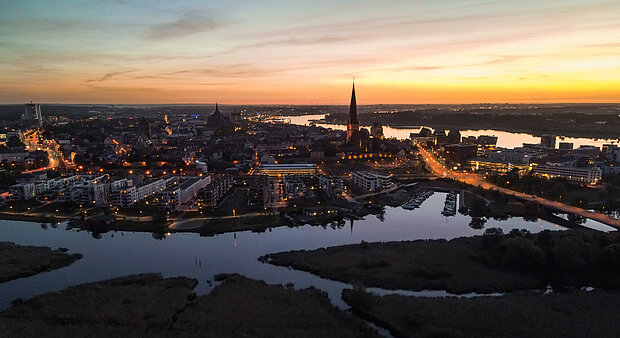 Luftbild Rostock - Abendstimmung Blick auf Rostock (c) HRO/Antje Sommer