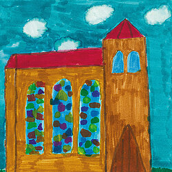 Bunte Kinderzeichnung einer Kirche mit drei hohen, bunten Fenstern und einem Turm unter blauem Himmel mit weißen Wolken.