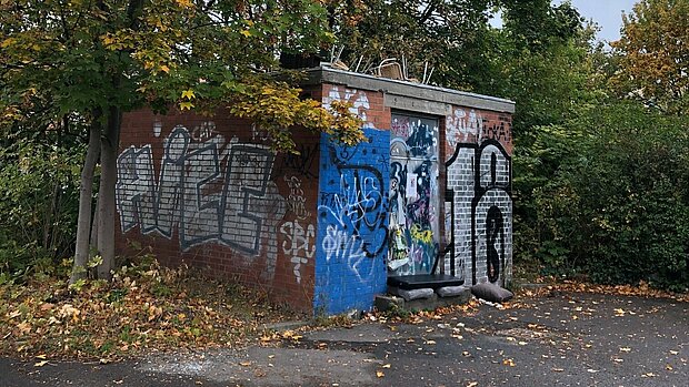 Trafohäuschen mit Graffiti beschmiert.