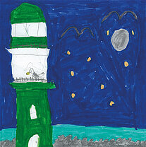 Kindliche Zeichnung eines grünen Leuchtturms am Meer mit dunkelblauem Nachthimmel, grauem Mond, gelben Sternen und zwei fliegenden Vögeln.