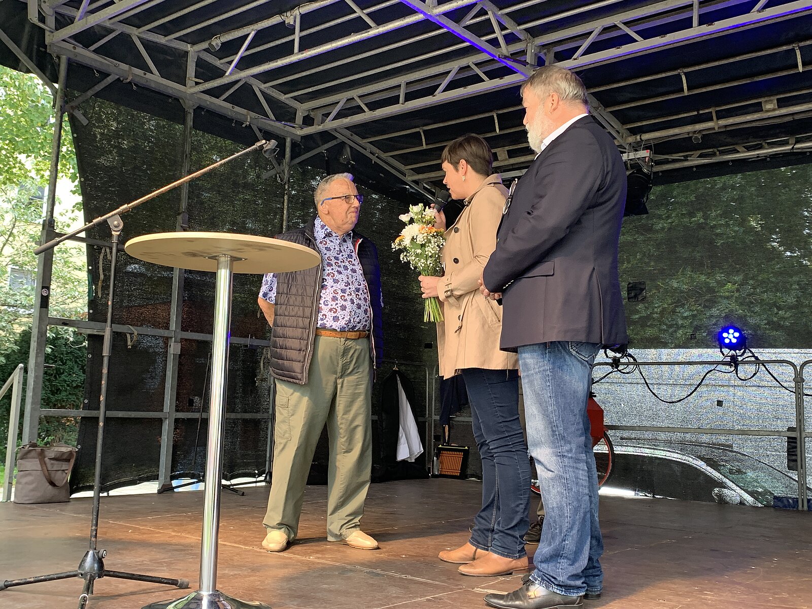 50 Jahre Grundsteinlegung in Lichtenhagen wurde am 23. September 2023 mit einem Stadtteilfest gefeiert. Oberbürgermeisterin Eva-Maria Kröger übergibt einen Blumenstrauß an einen der ersten Einwohner des Stadtteils.