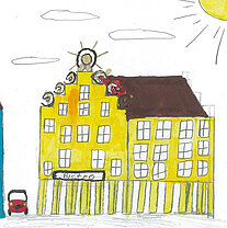 Gelb gestrichenes, mehrstöckiges Gebäude mit vielen Fenstern und einem Zifferblatt an der Giebelseite, daneben ein rotes Auto und eine Sonne am Himmel.