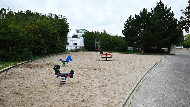 Blick auf einen Spielplatz.