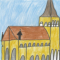Bunte Kinderzeichnung einer Kirche mit gelben Wänden, rotem Satteldach und hohem Turm vor blauem Himmel.