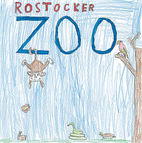 Bunte Kinderzeichnung mit dem Schriftzug 'ROSTOCKER ZOO', einem Baum, einem Affen, einer Schlange und weiteren Tieren vor blauem Hintergrund.