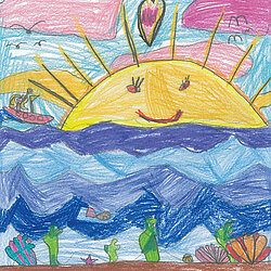 Bunte Kinderzeichnung mit lachender Sonne über blauem Meer, Boot, Fischen und Pflanzen im Wasser.