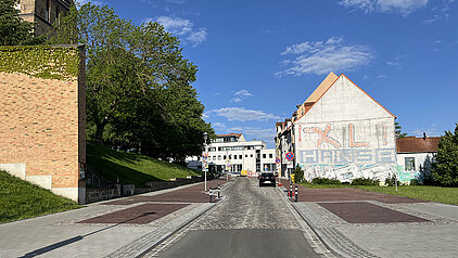 Blick auf die Straße nach der Sanierung.