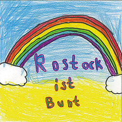 Bunte Kinderzeichnung mit Regenbogen, zwei Wolken und dem Schriftzug 'Rostock ist Bunt'.