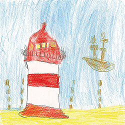 Kindliche Zeichnung eines rot-weiß gestreiften Leuchtturms am Strand mit einem Segelschiff im Hintergrund.