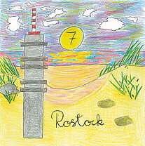 Buntstiftzeichnung eines Leuchtturms mit rot-weiß gestreiftem Turmaufsatz, Sanddünen mit Gras, zwei Spuren im Sand, einer klei-nen grauen Maus links und der handgeschriebenen Zahl '7' sowie dem Schriftzug 'Rostock'