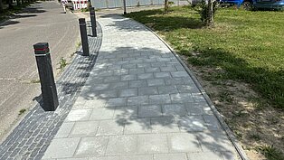 Gehweg nach Sanierung mit Pollerabgrenzung zur Straße