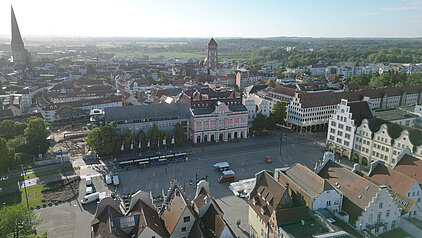 Luftaufnahme des historischen Rathauses mit umliegendem Marktplatz und Stadtgebäuden