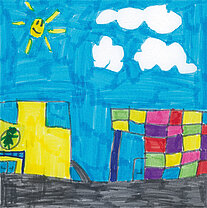 Bunte Kinderzeichnung mit Sonne, Wolken, einem gelben Haus, einem bunten Gebäude und einer Straße im Vordergrund.
