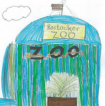 Bunte Kinderzeichnung eines Zoogeheges mit blauem Dach, grün-weißen Streifen, einem Baum vor dem Eingang und einem Schild mit der Aufschrift 'Rostocker ZOO'.