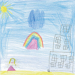 Bunte Kinderzeichnung mit Sonne, Regenbogen, Wolken, einer Person und einem Baum vor blauem Himmel.