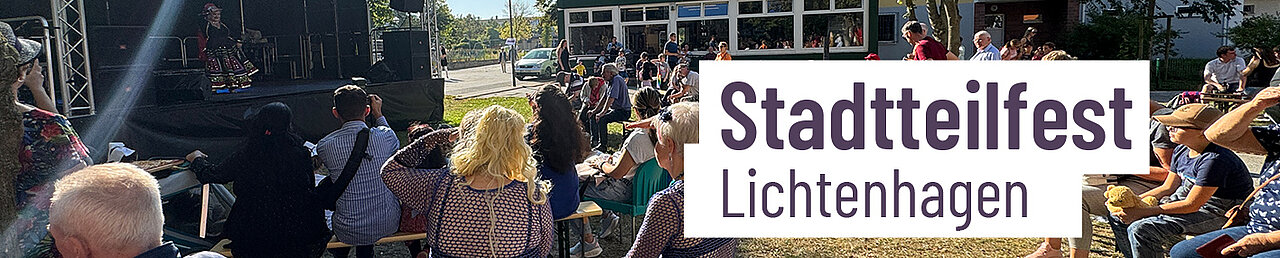 Menschen sitzen und schauen bei sonnigem Wetter auf eine Bühne beim Stadtteilfest Lichtenhagen 2025.