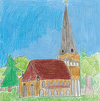 Kirche mit spitzem Turm und rotem Dach vor blauem Himmel und grünen Bäumen.