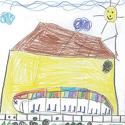 Bunte Kinderzeichnung eines gelben Hauses mit braunem Dach, einer bunten Raupe davor, zwei Wolken und einer Sonne mit Gesicht am Himmel.