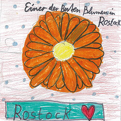 Bunte Kinderzeichnung einer orangefarbenen Blume mit gelbem Zentrum, darüber handschriftlich 'Eine der besten Blumen in Rostock', darunter 'Rostock' mit einem roten Herz auf blauem Hintergrund.